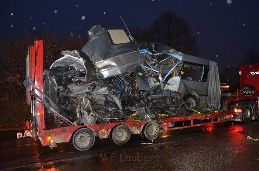 Schwerer VU Bus Zug Düsseldorf P585.JPG